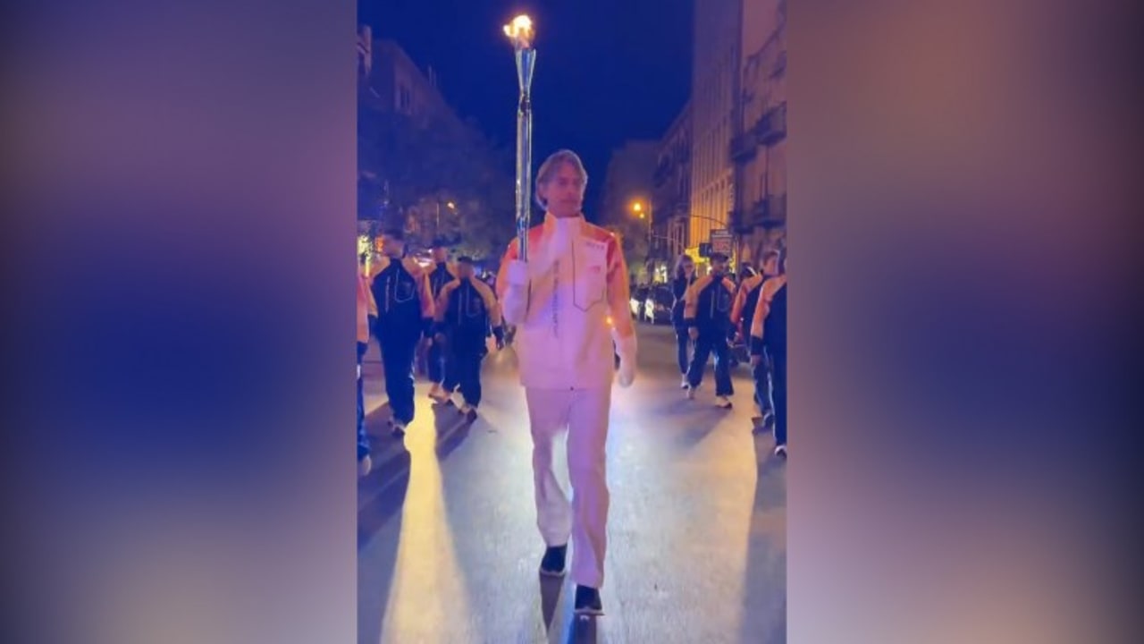 Milano-Cortina 2026, Pippo Inzaghi tedoforo per le strade di Palermo