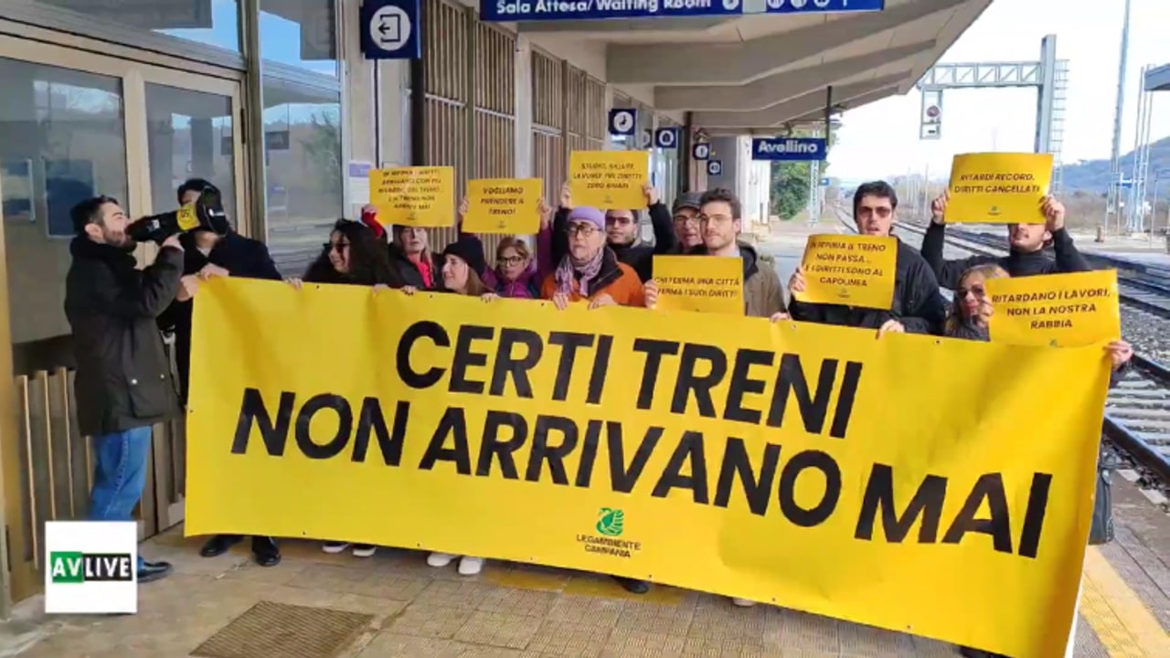 Legambiente Campania, flash mob "Vogliamo prendere il treno!" alla stazione di Avellino