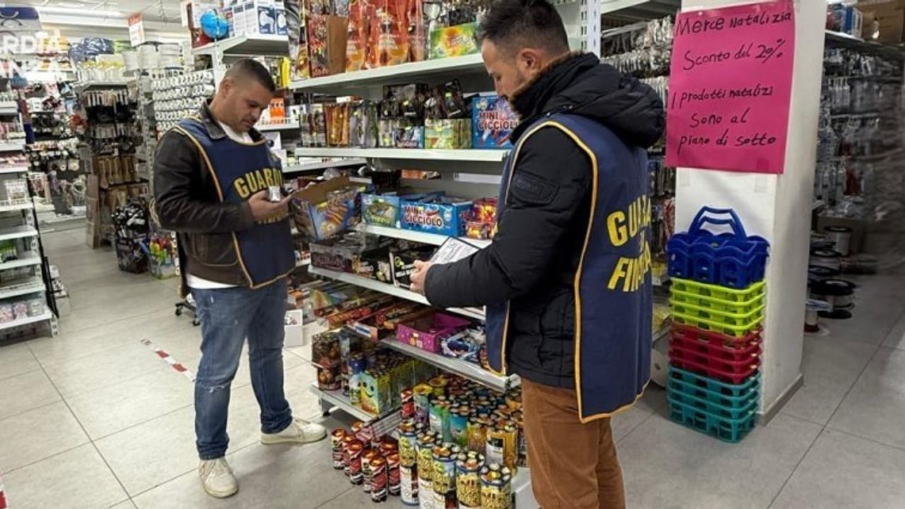 Guardia di Finanza, sequestrati sul Tricolle e nel Mandamento 100mila fuochi pirotecnici detenuti illegalmente