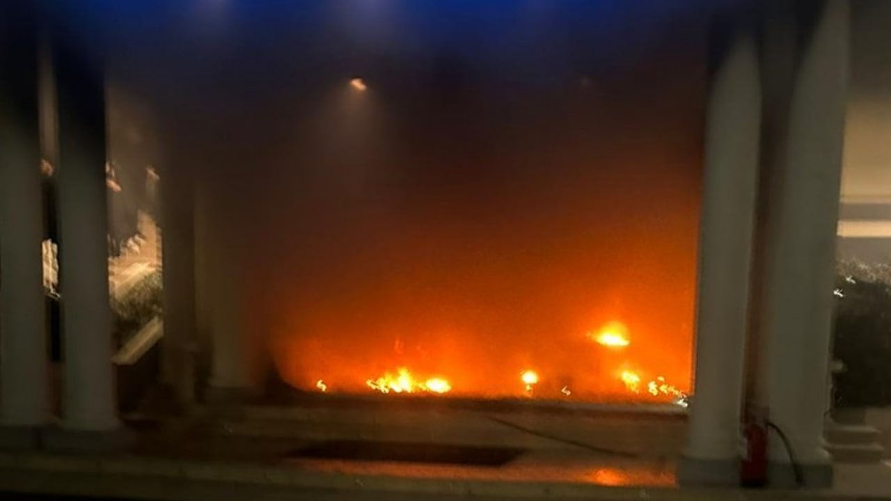 Fiamme dalla torta nuziale, hall dell'hotel distrutta: si indaga per incendio colposo