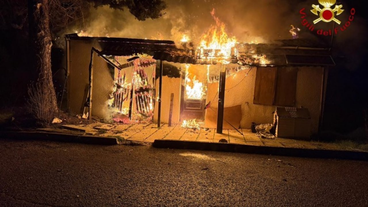 Conza della Campania, prefabbricato di legno in fiamme
