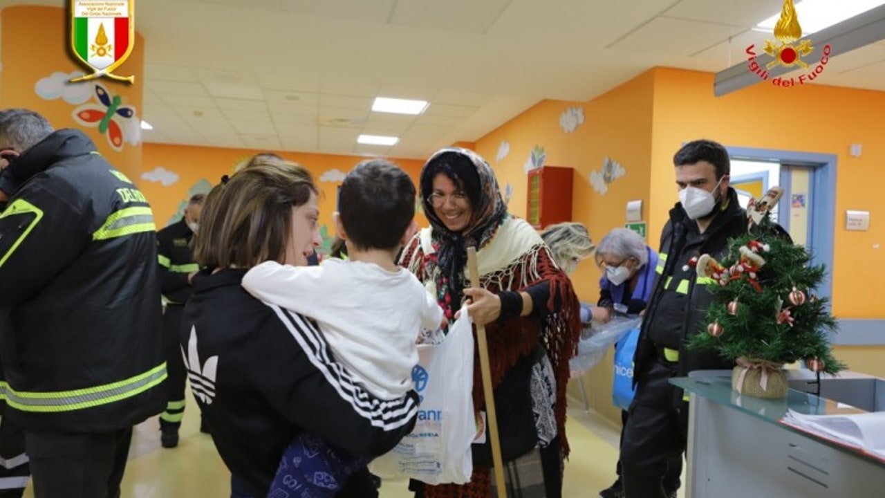 "Befana in Pediatria": i doni dei Vigili del fuoco ai piccoli pazienti del Moscati