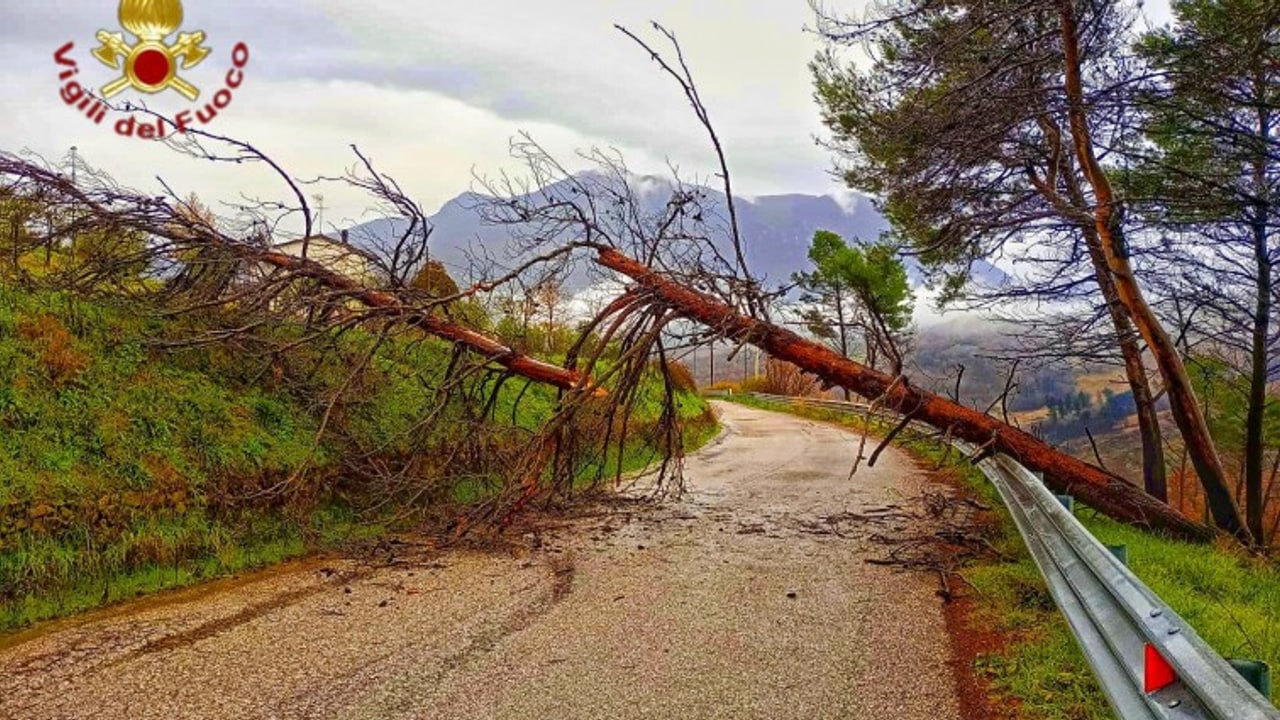 Avellino, circa 40 interventi dei Vigili del fuoco per il maltempo in 2 giorni