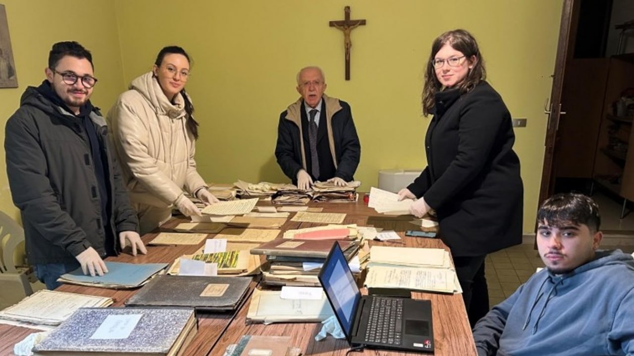 Tufo, i volontari dell'A.M.E.Ir. sistemano l'archivio della Chiesa di Santa Maria Assunta