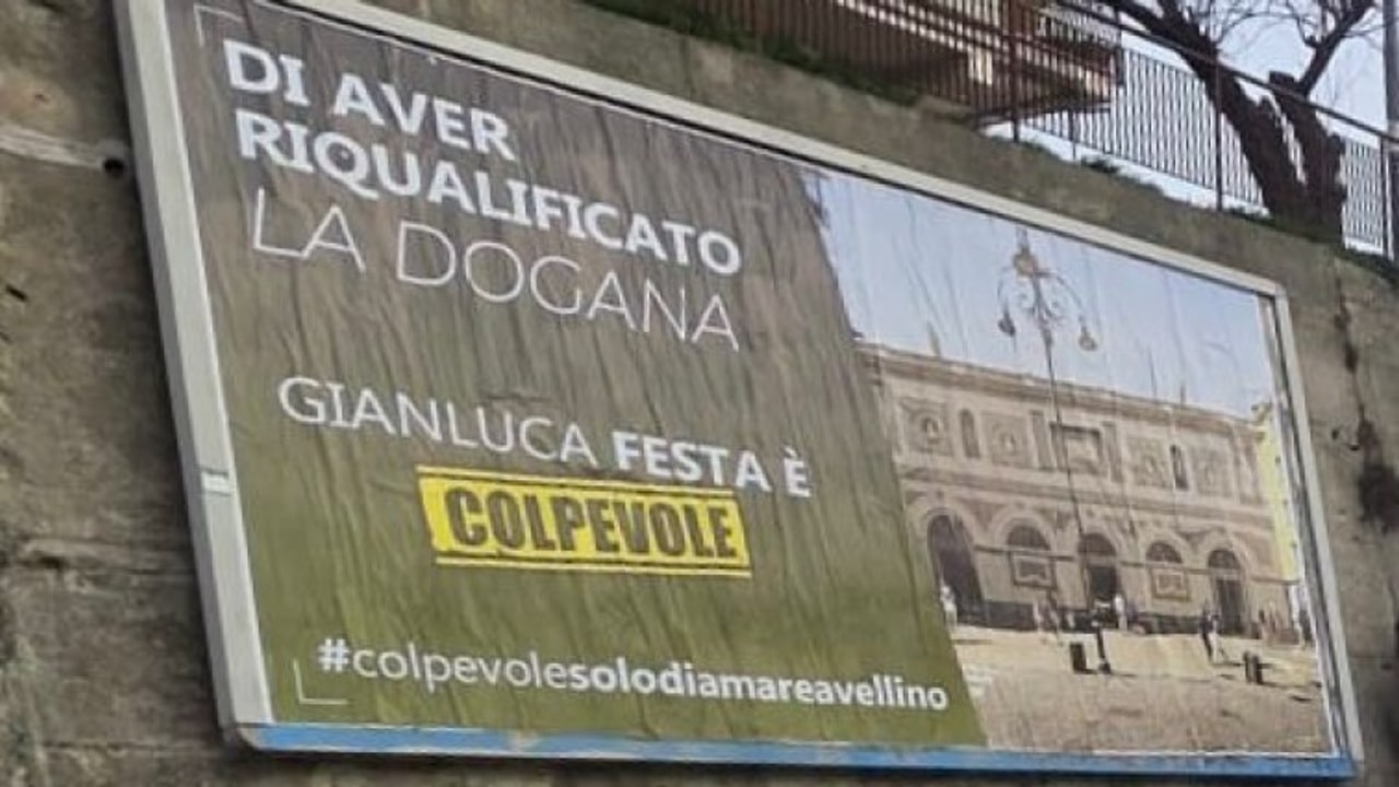 Spuntano i manifesti dell'ex sindaco Festa: "Colpevole solo di amare Avellino"