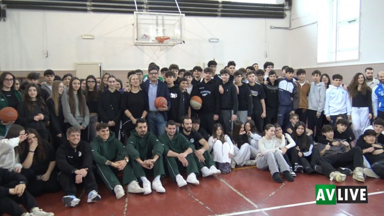 I cestisti dell'Unicusano Avellino Basket incontrano gli studenti del "Mancini"