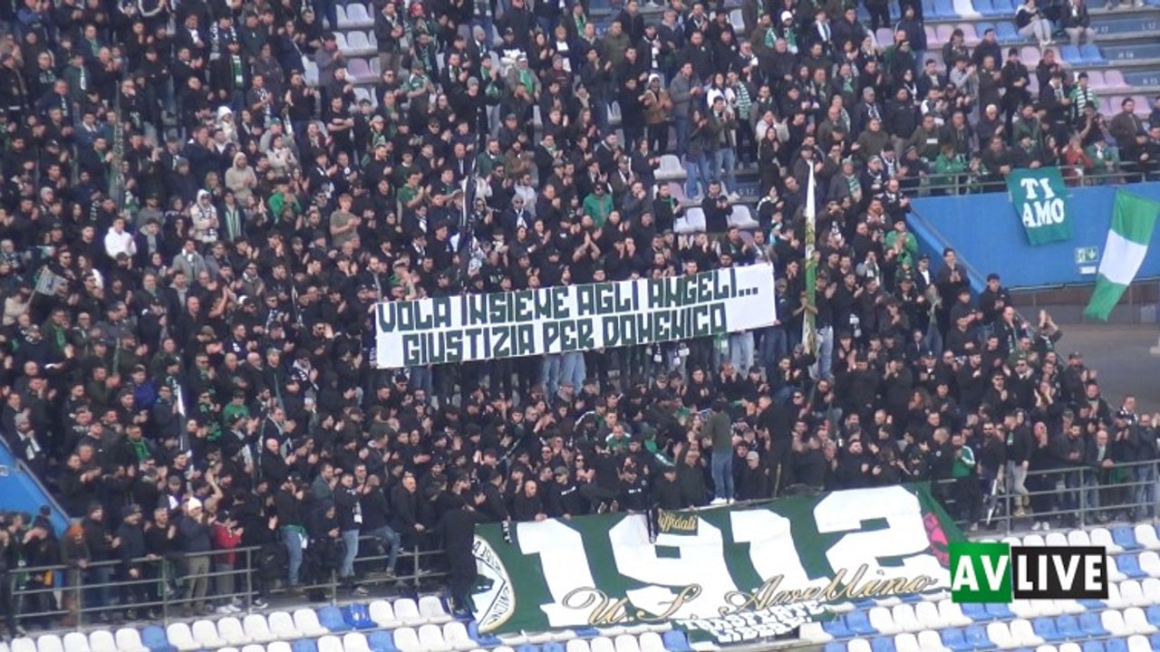 Lo striscione della Curva Sud: "Vola insieme agli angeli... Giustizia per Domenico"
