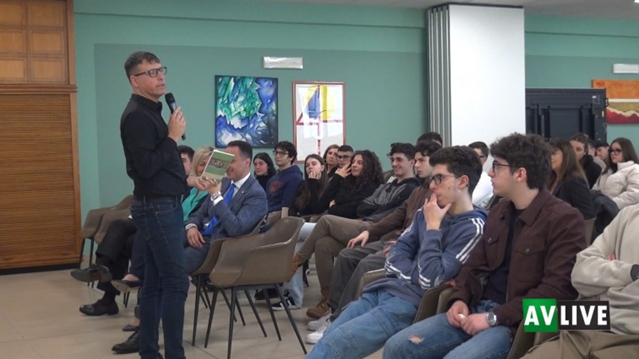 Don Luigi Merola agli studenti dell'ITE Amabile: "Riprendetevi la vostra vita. Da Gomorra a Mare Fuori un’immagine distorta della realtà"