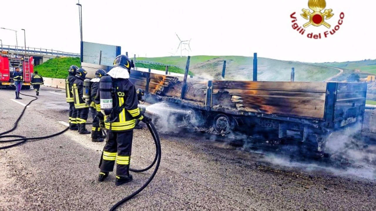Lacedonia, tir prende fuoco sull'A16: nessun ferito