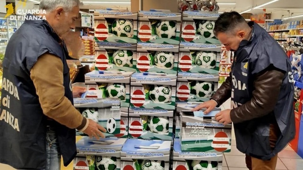 Operazione "Wolf's Soccerball", sequestrate confezioni pasquali con palloni e sciarpe con il logo contraffatto dell'U.S. Avellino