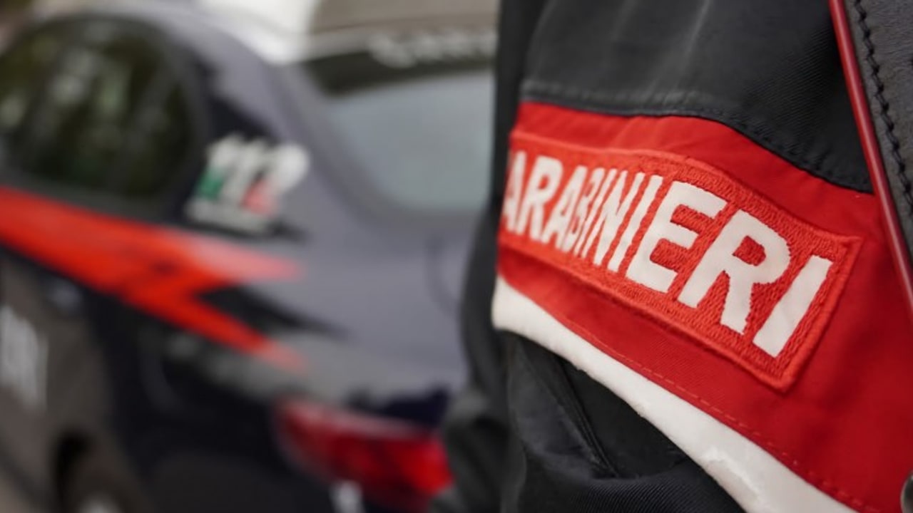 Grottaminarda, tenta di sottrarsi al controllo dei Carabinieri e getta droga durante la fuga: denunciato un 30enne