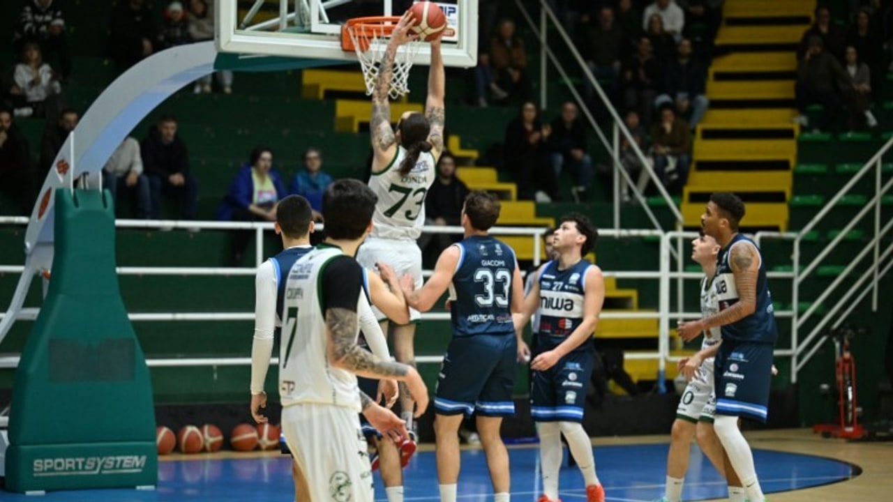 La Scandone Avellino asfalta Benevento per 84-58: dominio biancoverde nel derby