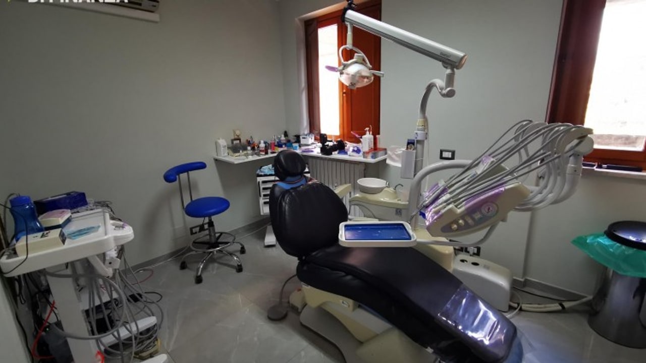 Guardia di Finanza Avellino, scoperto studio odontoiatrico abusivo: due denunce