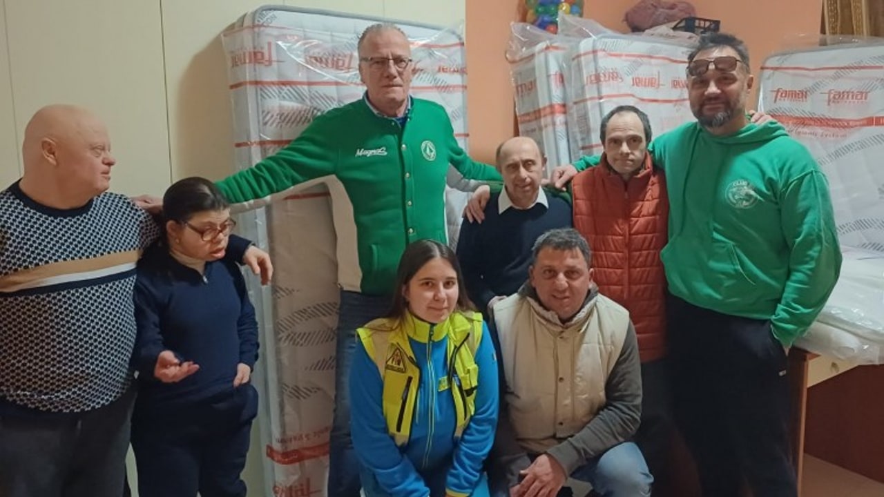 Solidarietà, l'Associazione "...Per la Storia"... dona materassi, lenzuola e cuscini a Casa Futura