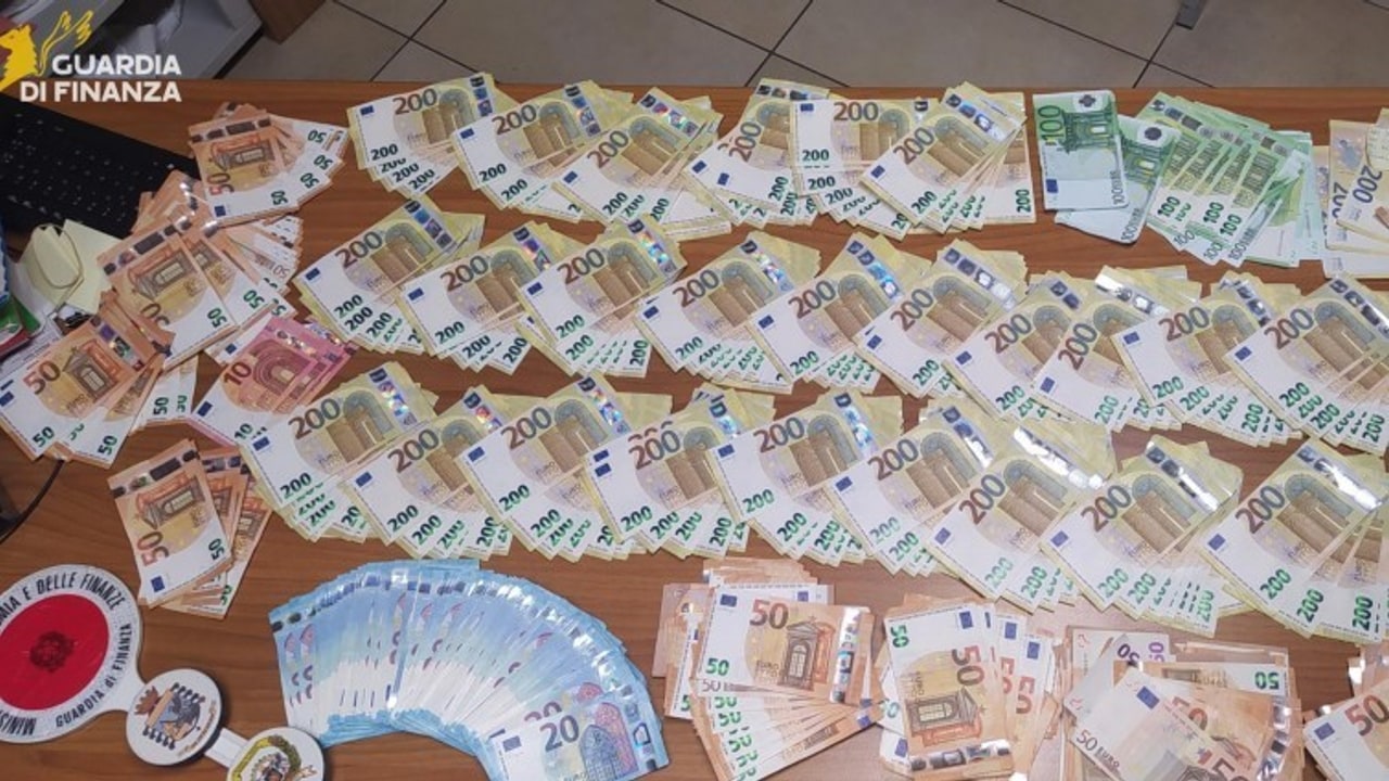 Solofra, maxi operazione della Guardia di Finanza: fatture false e fondi Covid, 13 misure cautelari
