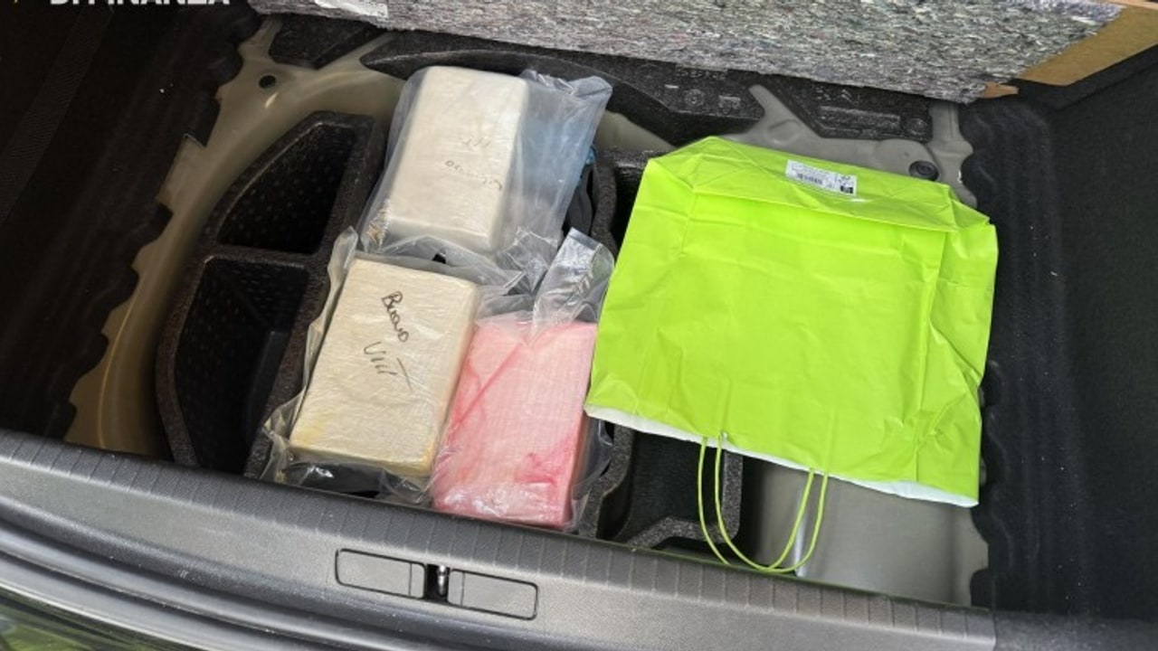 Guardia di Finanza Ariano Irpino, viaggiava in auto con oltre 3 chili di cocaina: arrestato