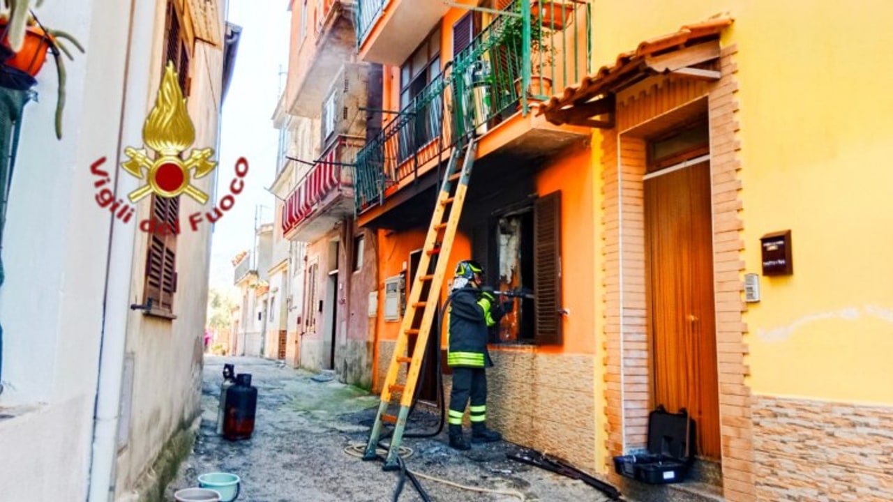 Taurano, fiamme in una casa: grave una 65enne