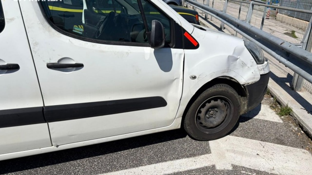 Lacedonia, due marocchini intercettati con auto rubata fuggono: inseguiti ed arrestati dalla Guardia di Finanza