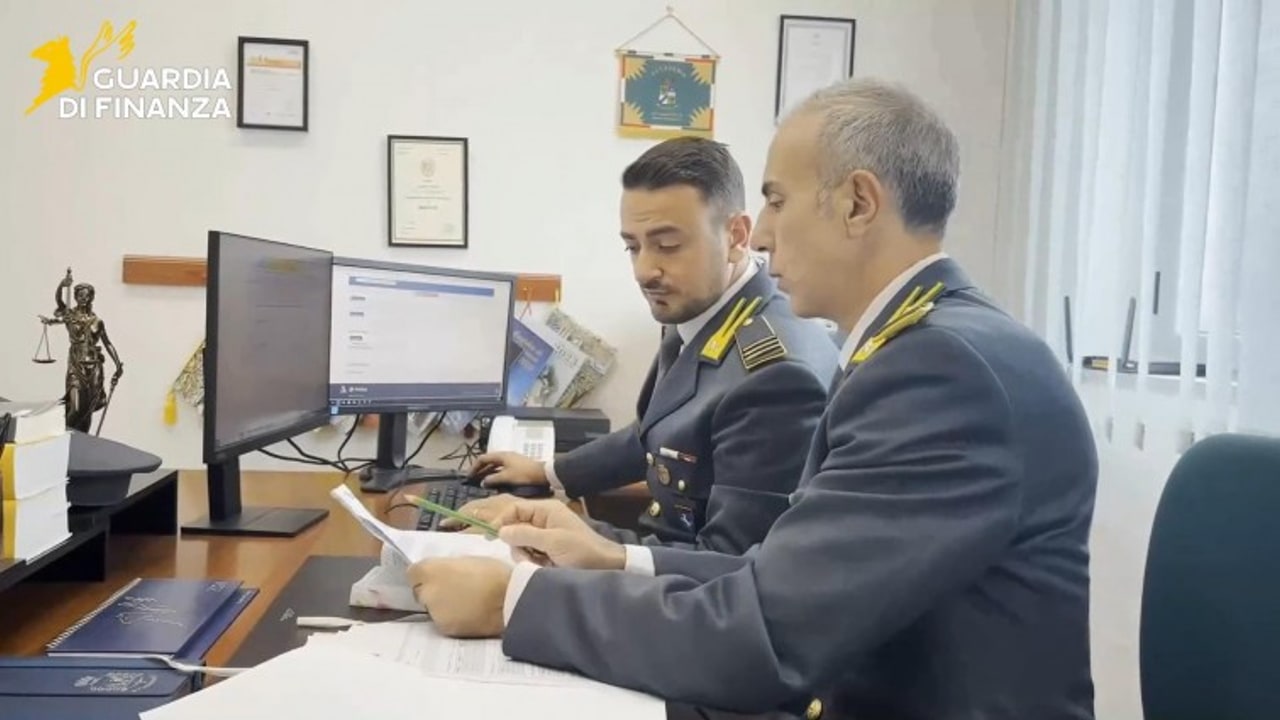 Intascavano stipendi malgrado la pensione: indagati 4 ex direttori di Aziende sanitarie in Campania