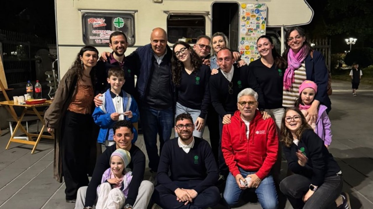 &ldquo;Re-exist&rdquo;, la solidariet&agrave; scende in strada: successo per il Camper Young Caritas ad Avellino