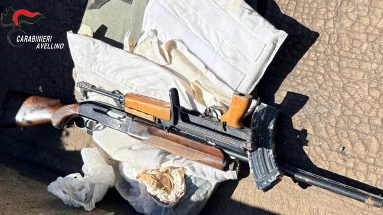 Quindici, sequestrati kalashnikov, fucile a pallettoni e giubbotti antiproiettili