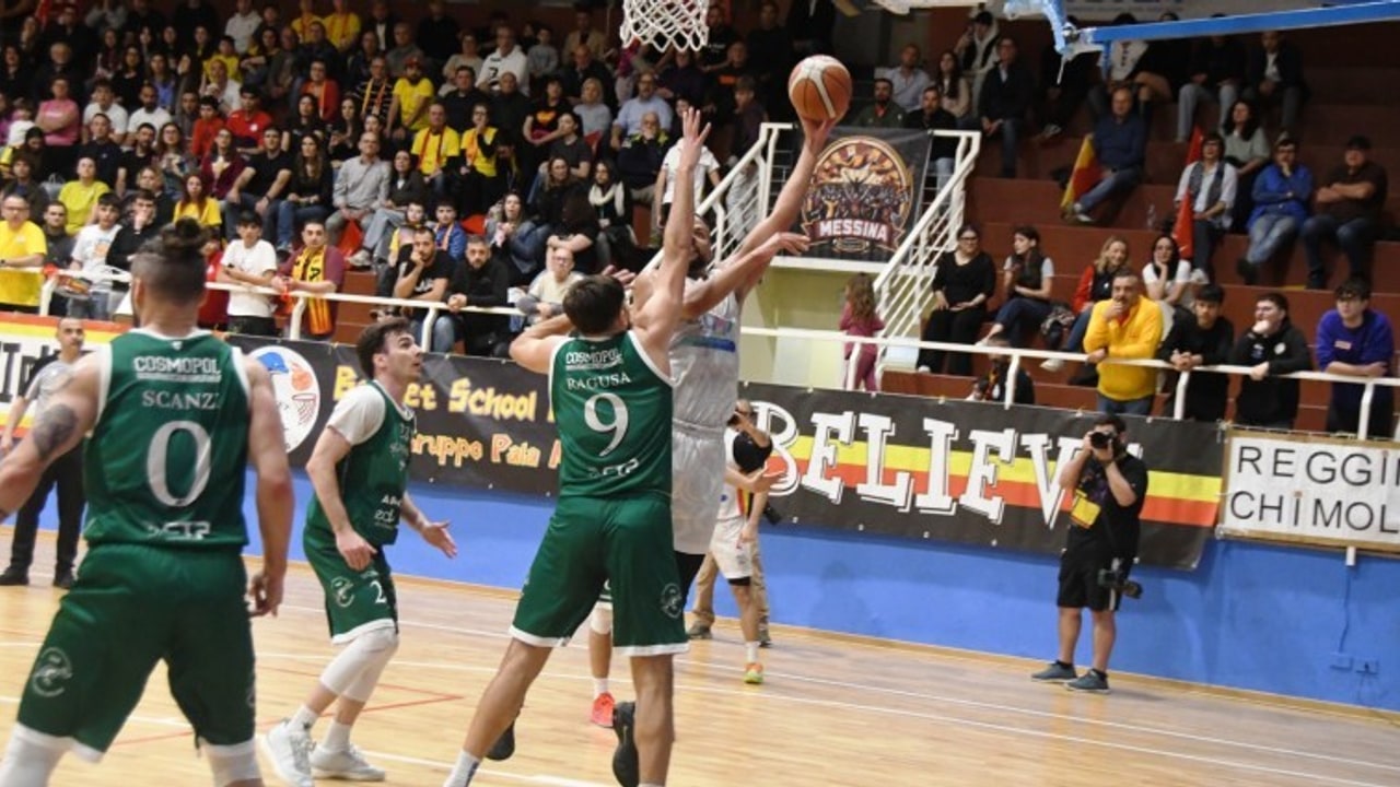 Playoff, la Scandone cade in gara 2: Messina vince per 82-72