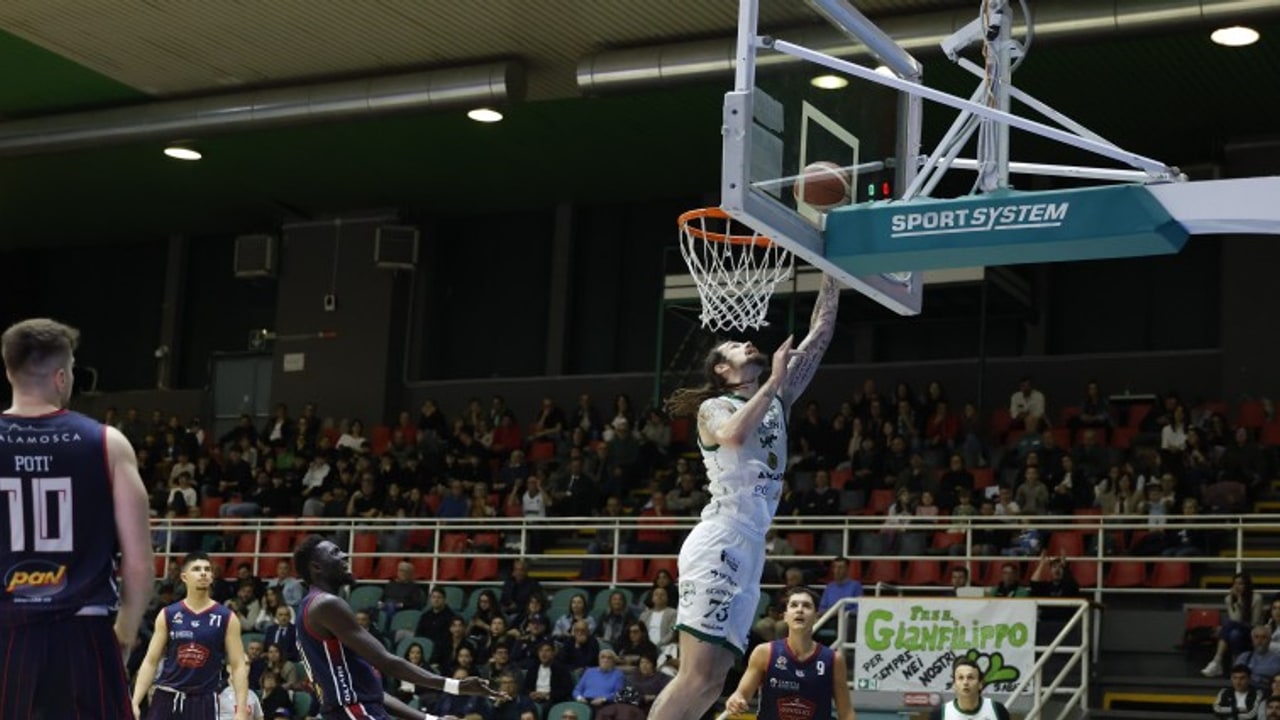Quarti di finale playoff, la Scandone Avellino asfalta l'Esperia Cagliari in gara 1