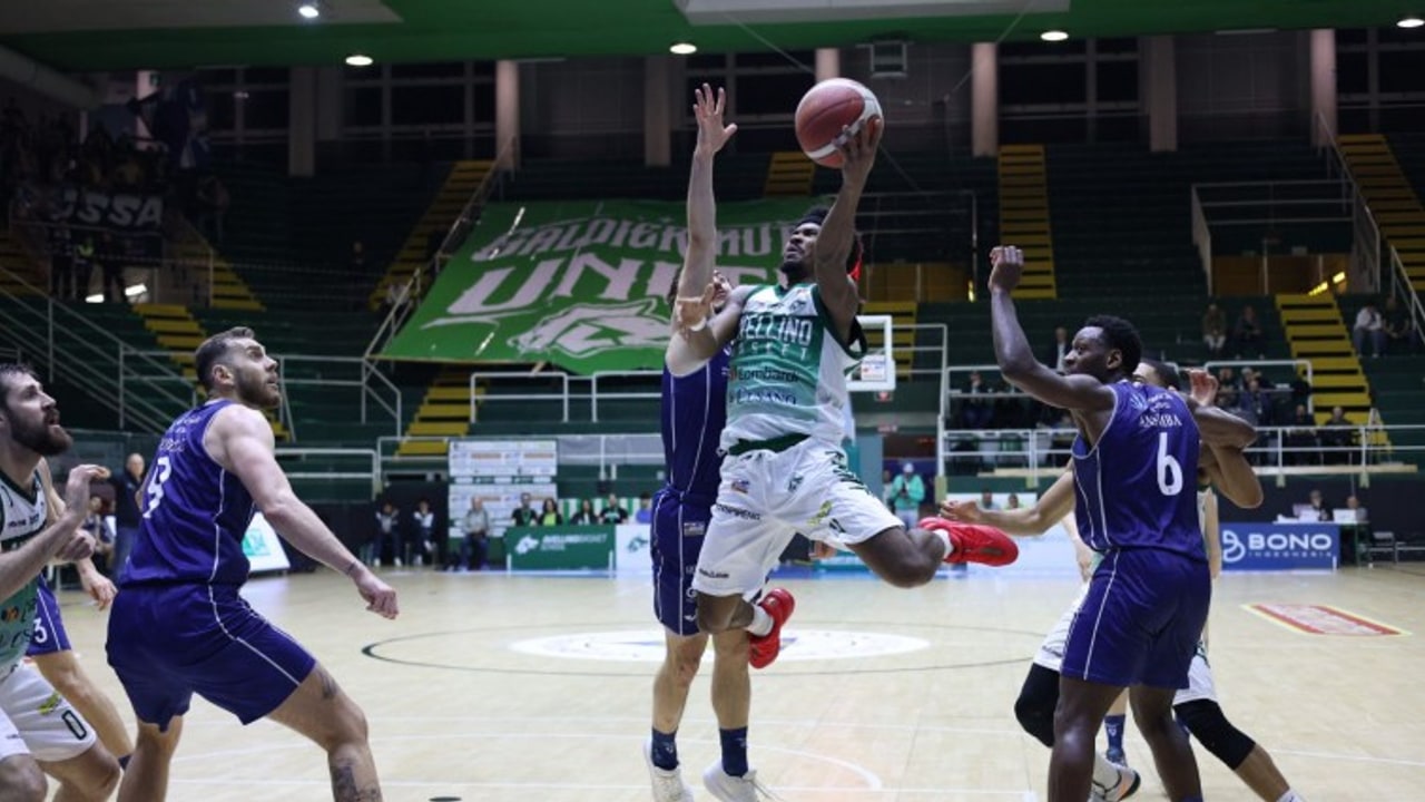 L'Unicusano Avellino Basket stende la Fortitudo e pareggia la serie: domenica gara 5 a Bologna