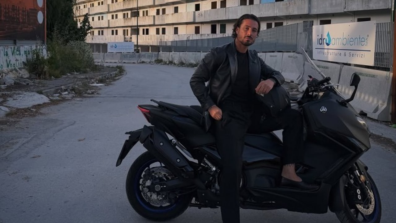 Izzo sui social: "Quando vieni da certi posti, o ti perdi… o diventi impossibile da fermare"