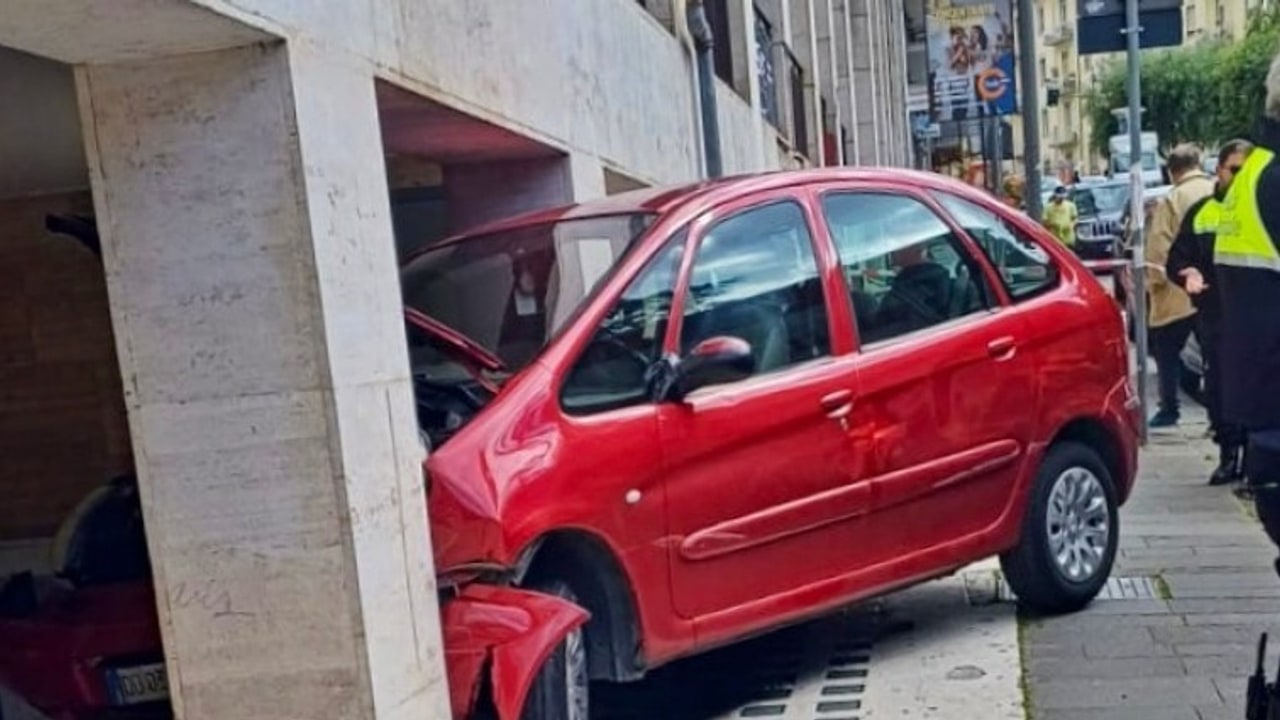 Avellino, paura in via De Renzi: auto finisce tra i pilastri di un porticato