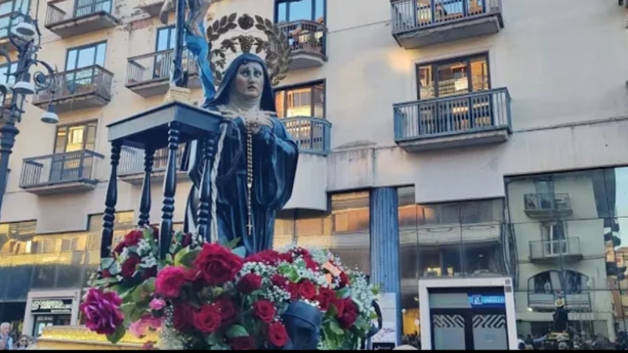 Avellino, bagno di folla alla processione di Santa Rita