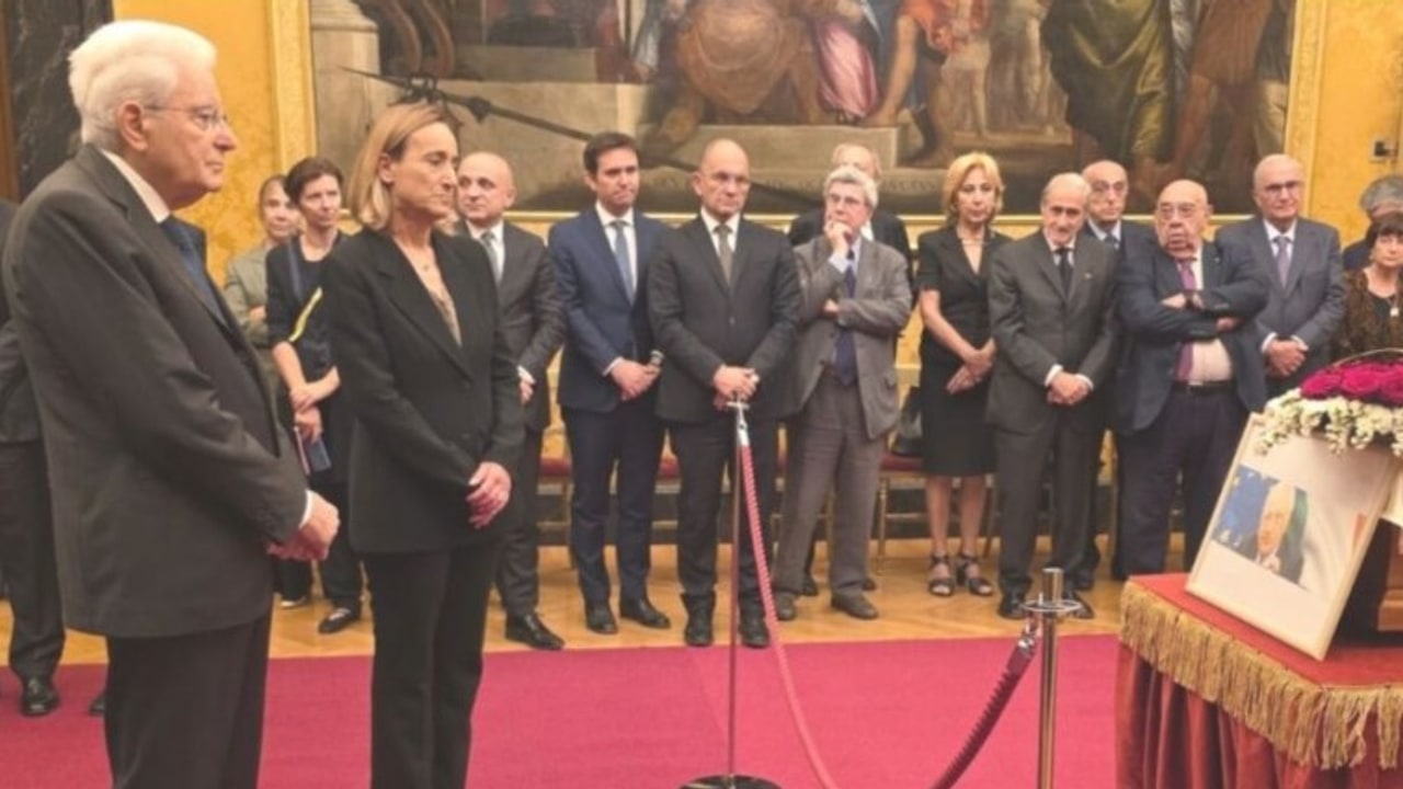 Il presidente Mattarella rende omaggio al feretro di Gargani