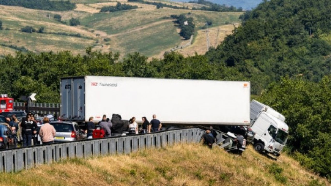 Incidente sull'A16, tir sfonda il guardrail e resta in bilico: riaperto il tratto