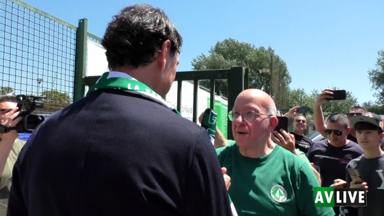 Avellino, l'accoglienza dei tifosi a Nesta tra sciarpe, autografi e selfie
