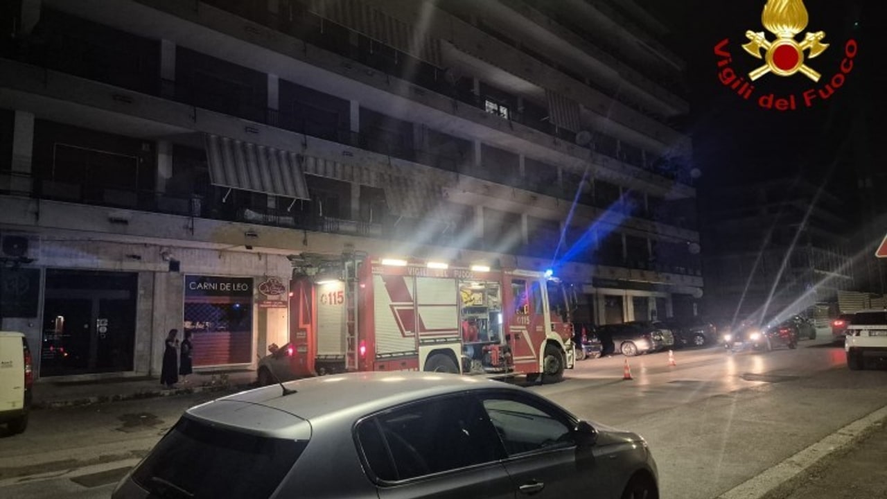 Avellino, incendio nella macelleria De Leo: intervengono i Vigili del fuoco