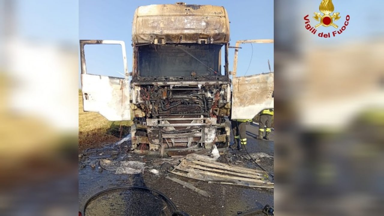 Bisaccia, in fiamme autotreno carico di vitelli
