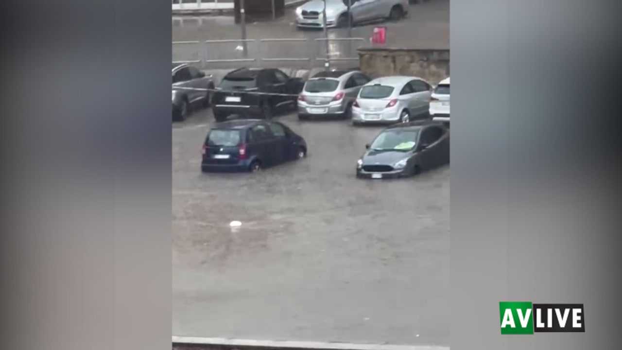 Nubifragio su Avellino, allagato il parcheggio di Piazza Kennedy