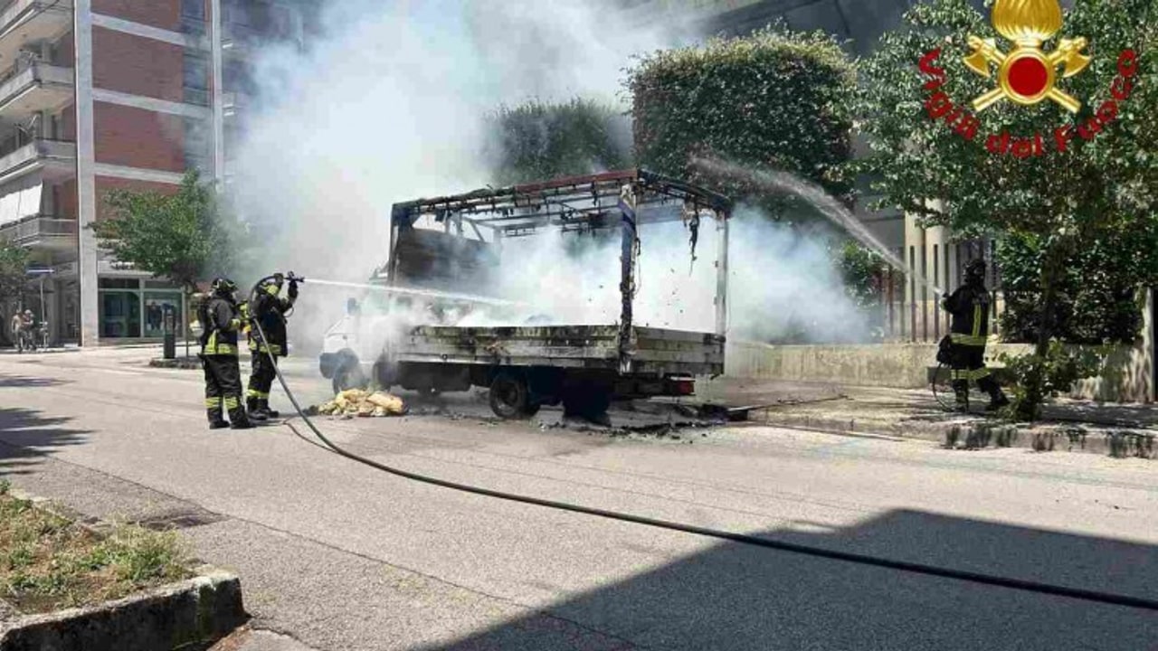 Avellino, autocarro in fiamme in via Roma: intervento dei Vigili del fuoco