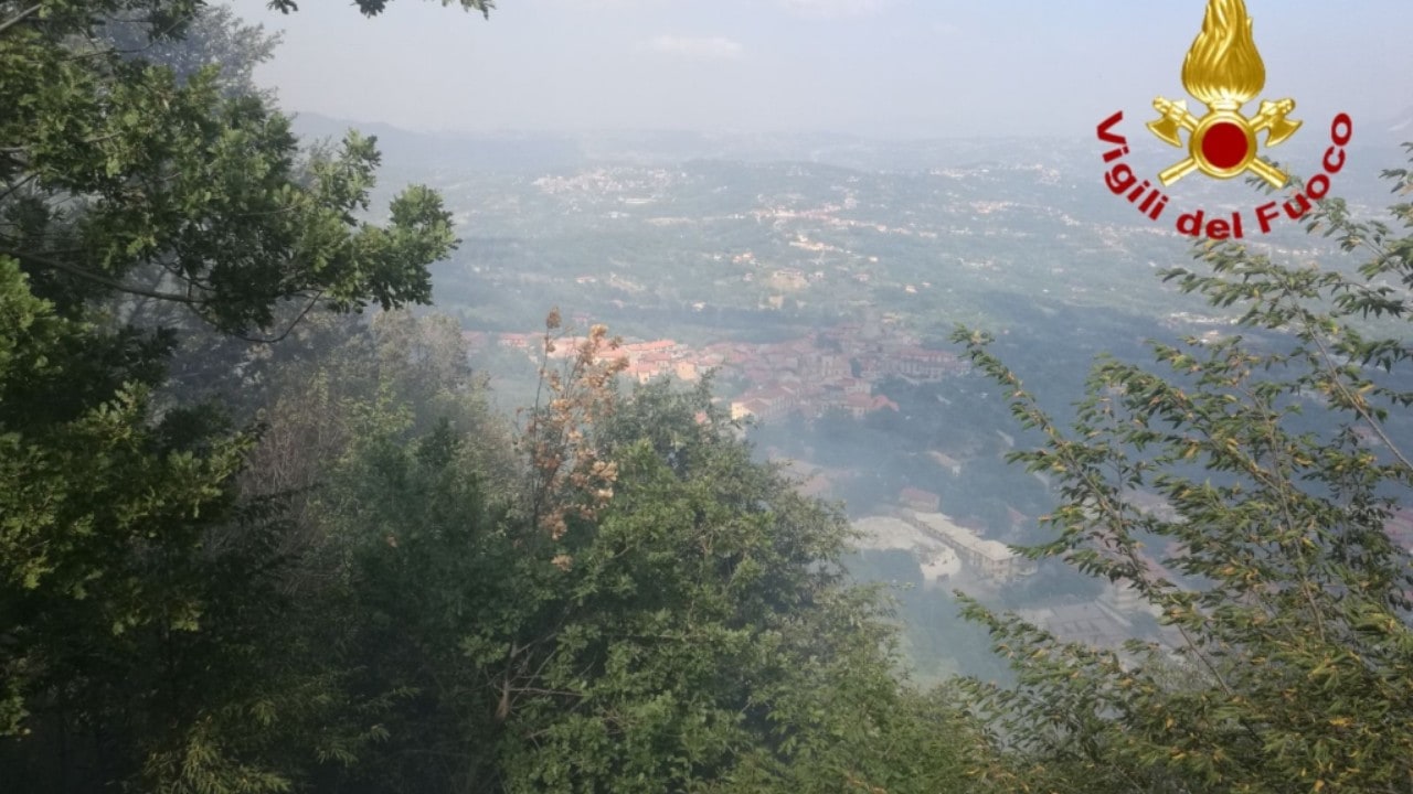Grosso incendio a Summonte: fumo nero visibile a chilometri