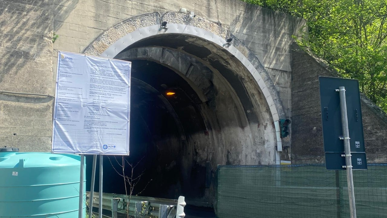 Raccordo, stanotte galleria di Solofra chiusa: domani apre altro tunnel