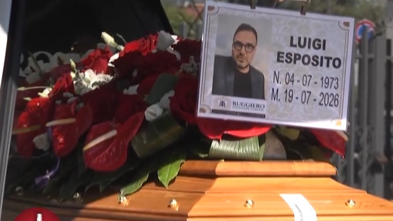 Giornalista ucciso, commozione e dolore ai funerali privati di Luigi Esposito
