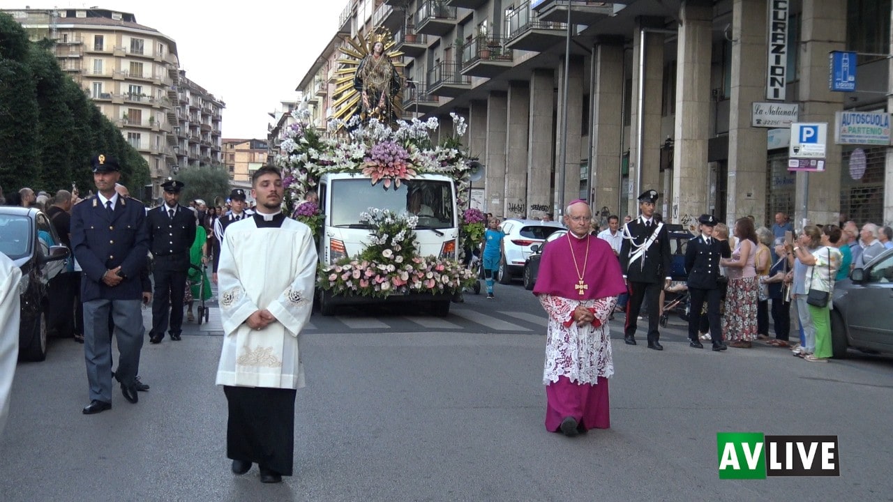 Avellino in festa per l'Assunta, la processione attraversa le strade della città