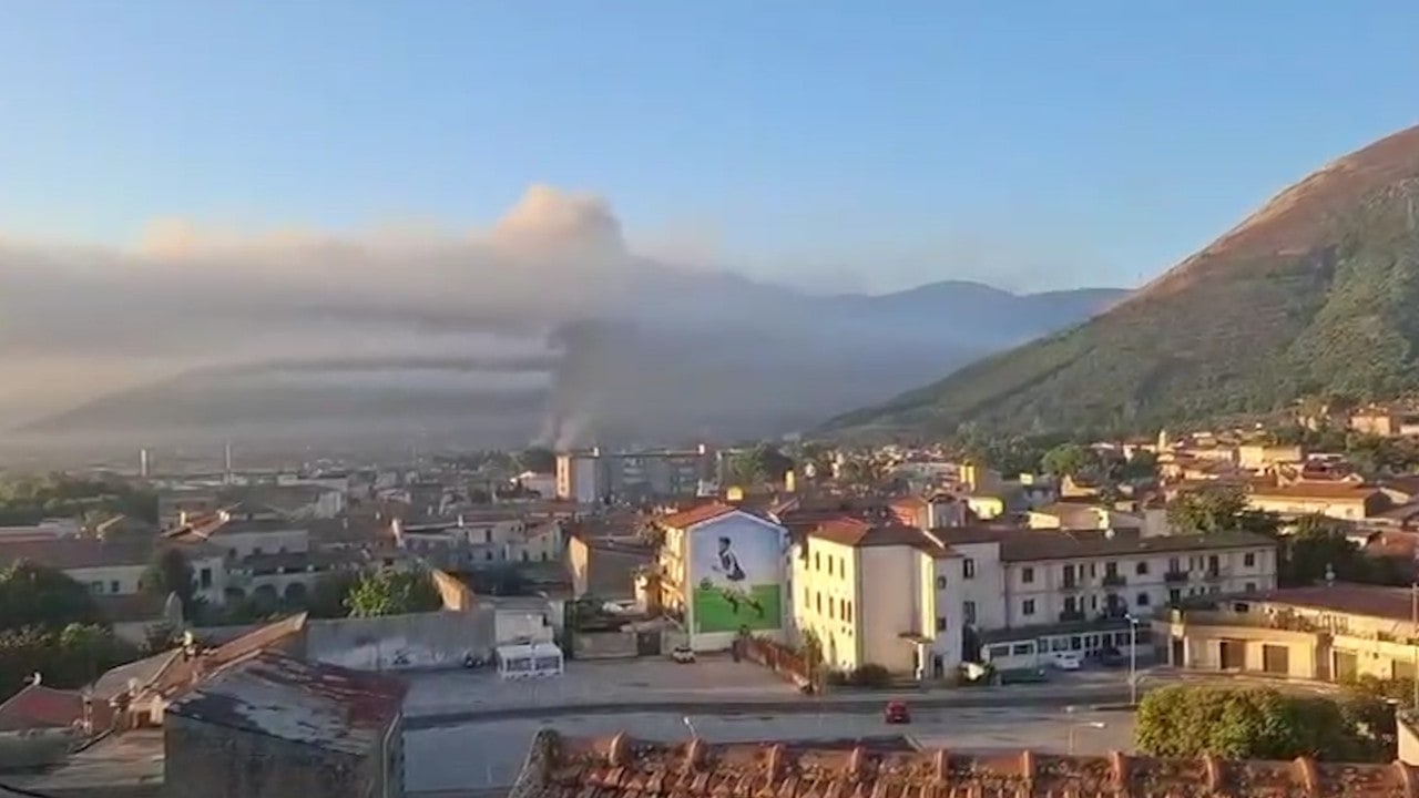 Incendio nell&rsquo;impianto dei rifiuti di Airola: riunione di coordinamento in Prefettura ad Avellino
