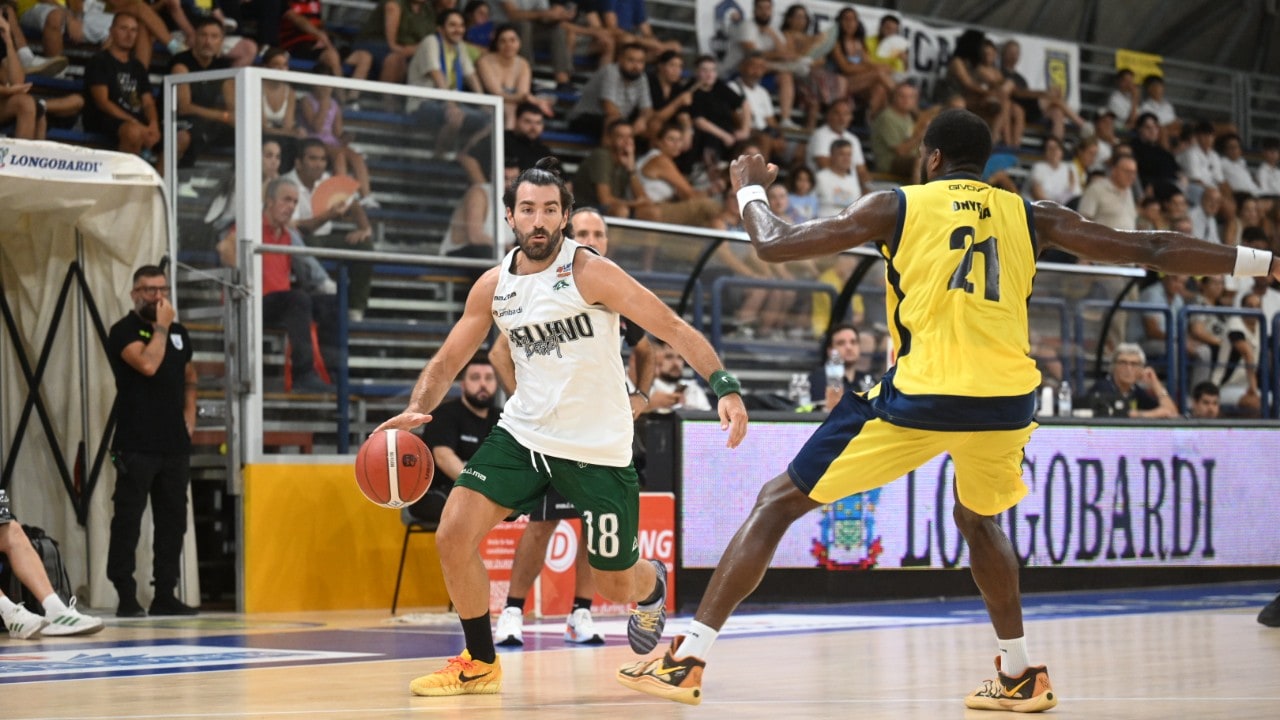 Condensa sul parquet, sospeso il test contro Scafati nel terzo quarto