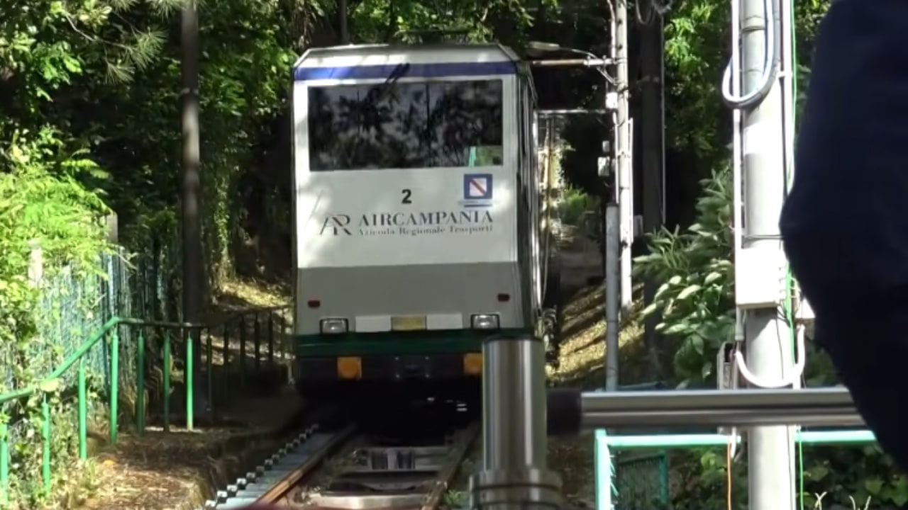 Ramo sulla linea elettrica, si blocca la Funicolare di Montevergine