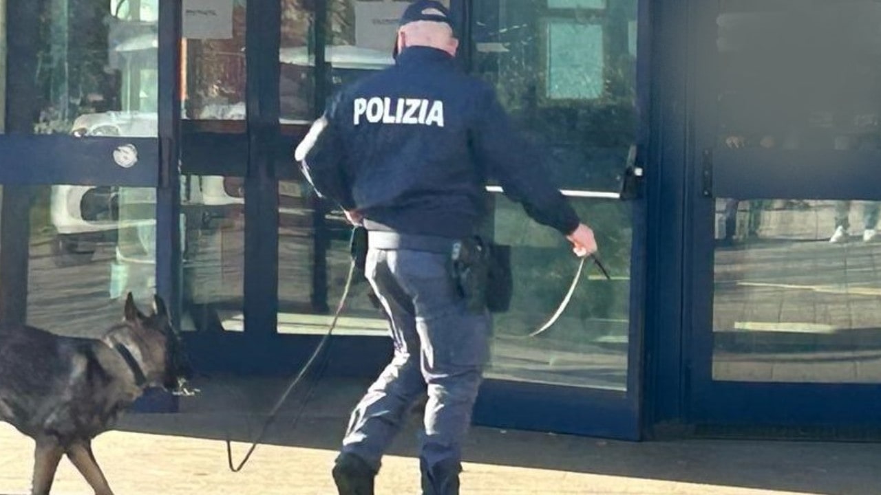 Avellino, controlli della Polizia davanti alle scuole