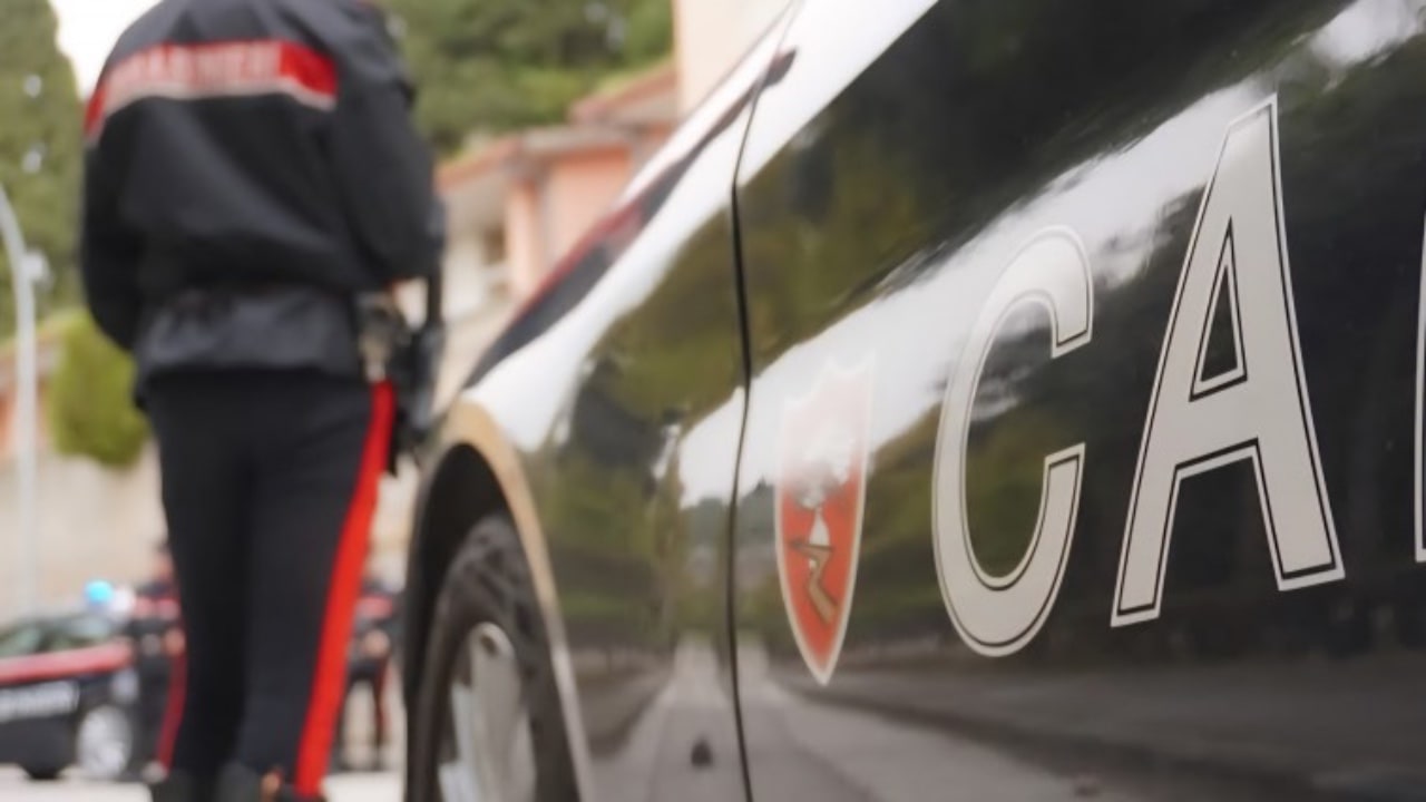 Manocalzati, investito da un furgone guidato dal figlio all'interno di un'azienda: muore 87enne