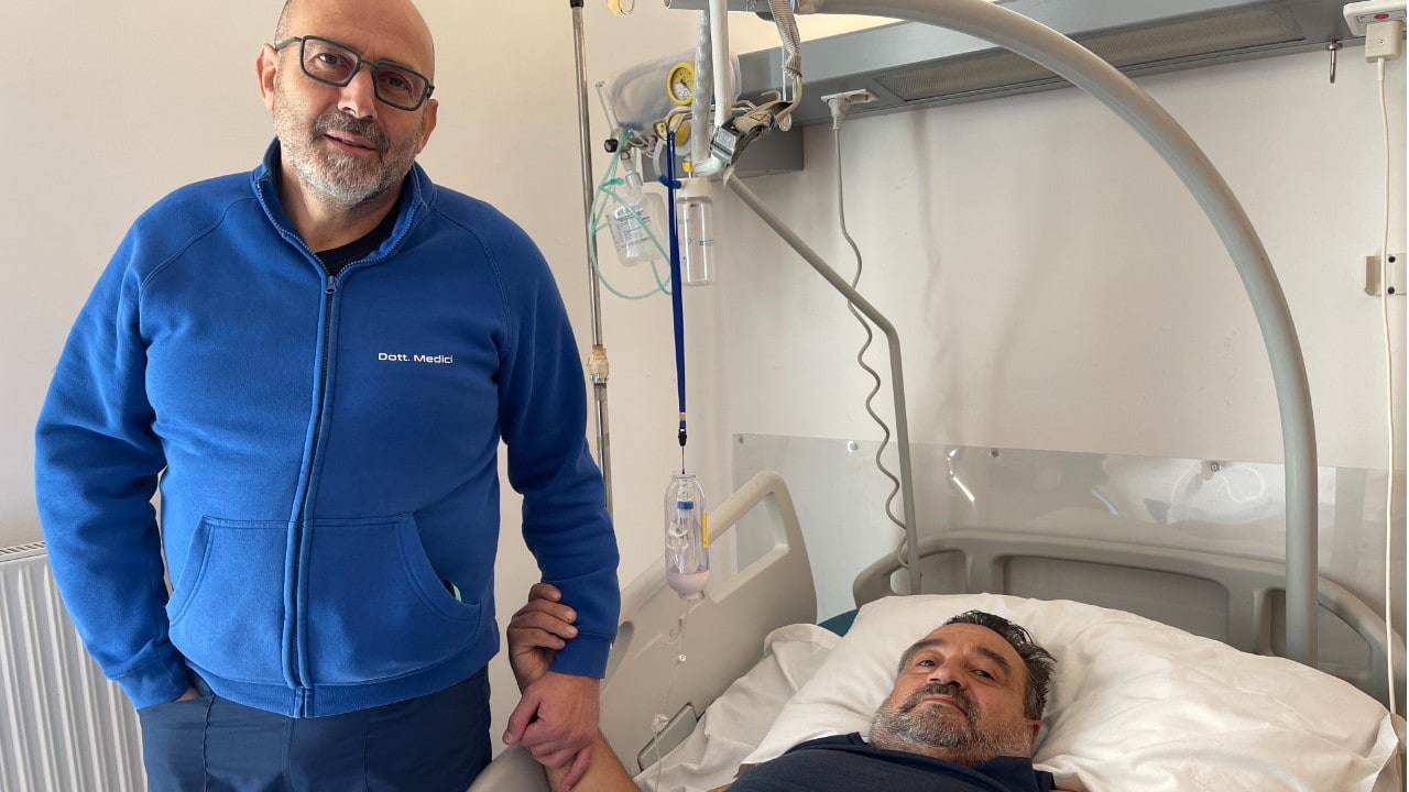 Torna a camminare dopo 3 anni su una sedia a rotelle: complesso intervento di ricostruzione all’Ortopedia del Moscati