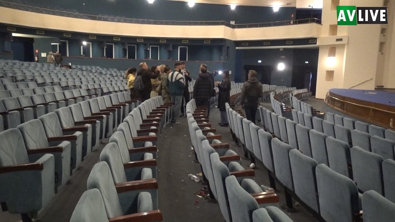 Atti vandalici, degrado, furti e bivacchi: le immagini shock del sopralluogo al teatro "Gesualdo"