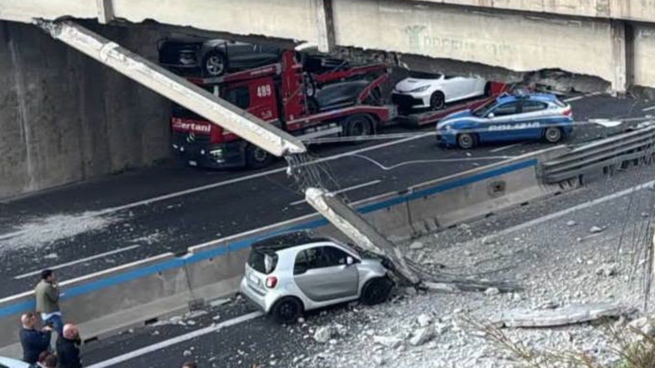 Raccordo Salerno-Avellino, escavatore contro cavalcavia: si stacca blocco di cemento 